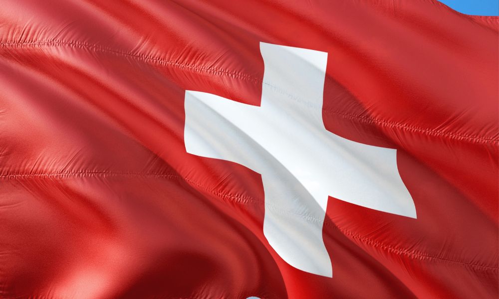 Foto de la bandera de Suiza que ilustra el artículo "Inheritance and taxation in Switzerland: key aspects for effective planning" de Martínez Lafuente Abogados