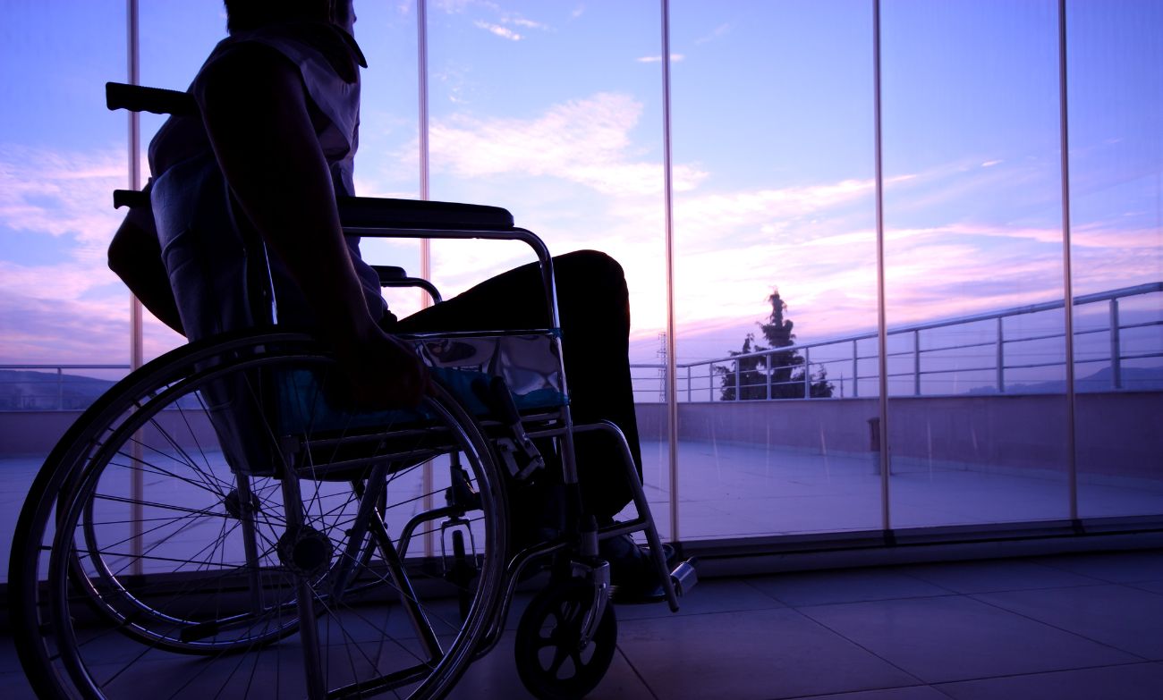 Foto de una persona en silla de ruedas mirando el horizonte