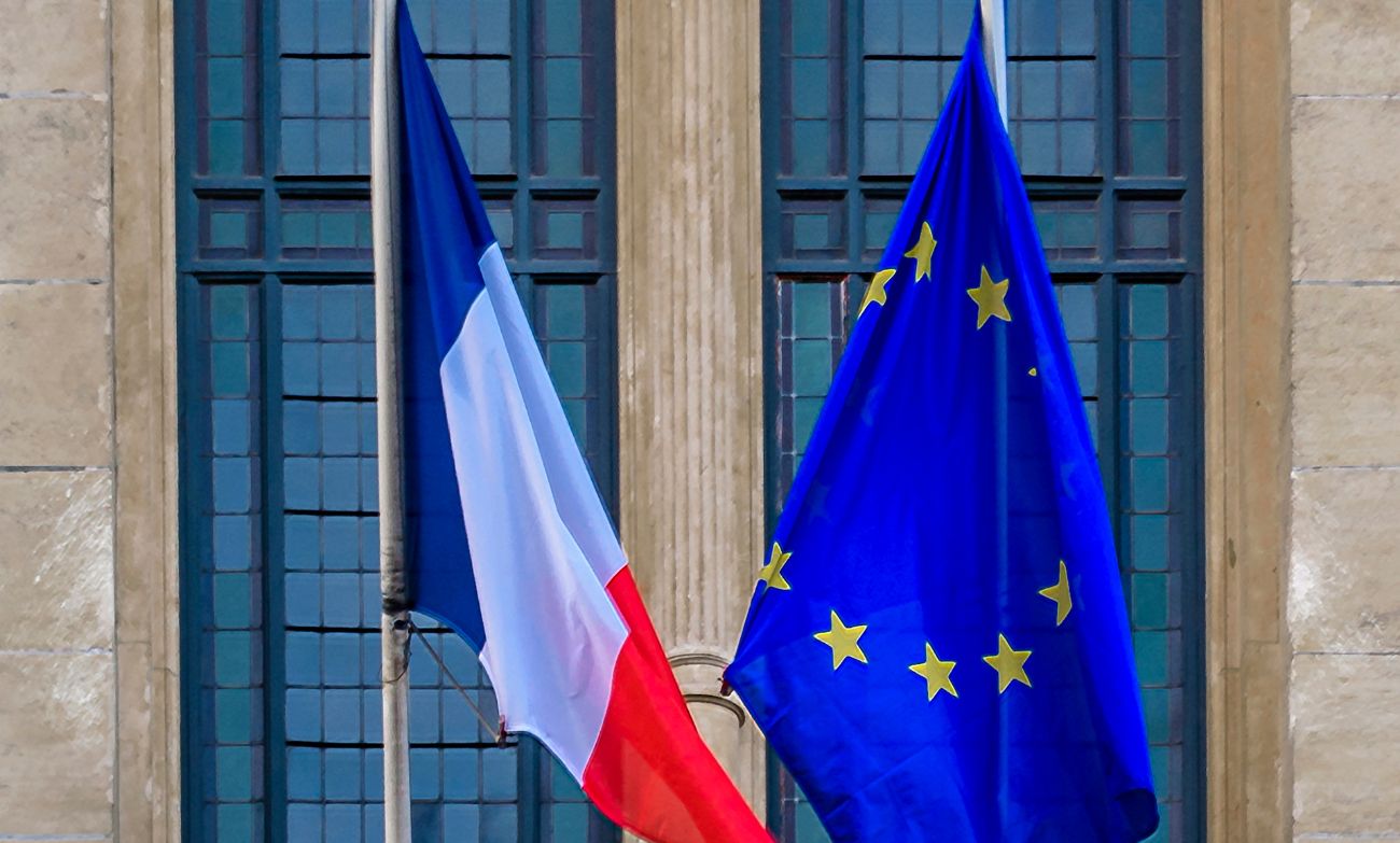 Foto de la bandera de Francia y de la Unión Europea para ilustrar el artículo sobre "Cómo tramitar una herencia en Francia desde España", escrito por Martínez Lafuente Abogados